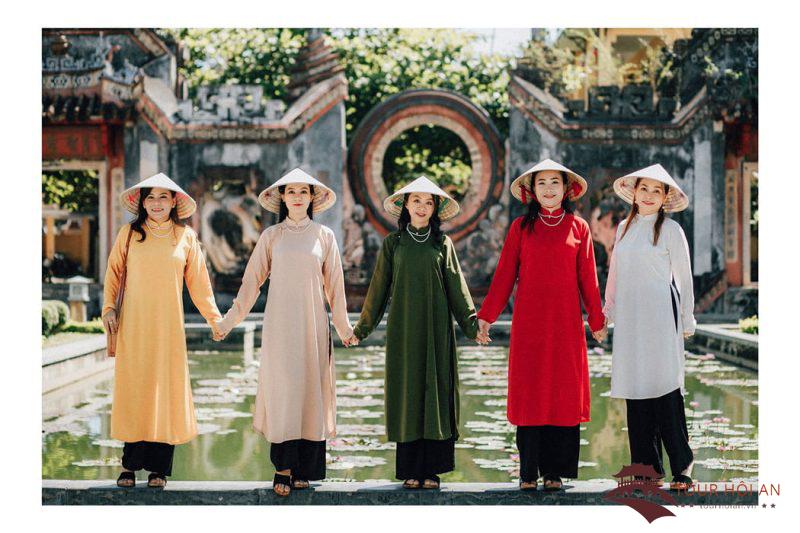 호이안 옷차림 완벽 가이드 – 계절별 추천 스타일 & 여행 전 꼭 알아야 할 팁 1 호이안 올드타운 여성 여행자 옷차림